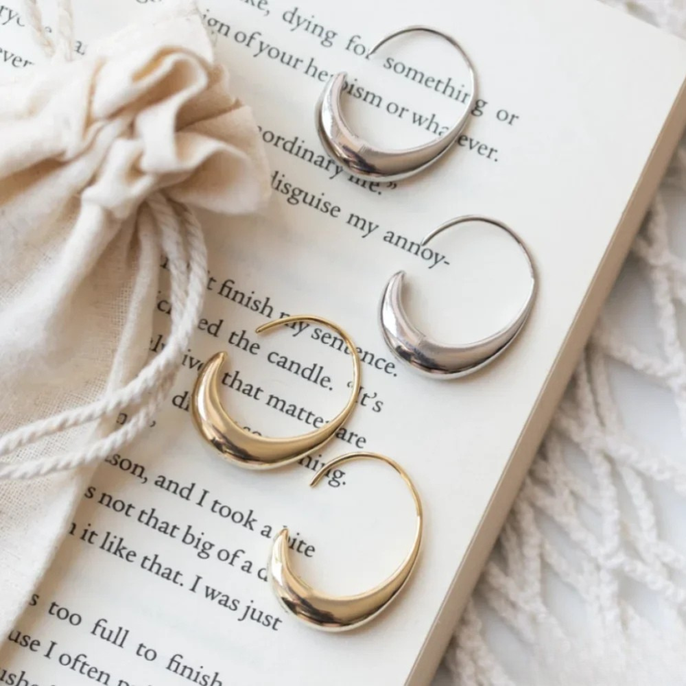 Elegant earrings in gold and silver